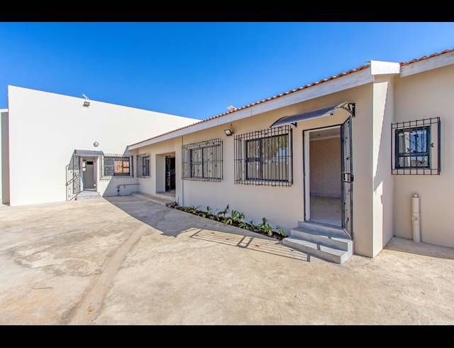 2 BEDROOM FREESTANDING TO LET IN MARLBORO GARDENS
